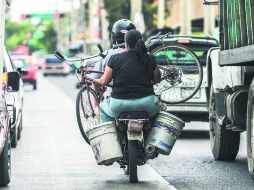 FALTA CULTURIZACIÓN. A pesar de poner en peligro su vida, los motociclistas siguen circulando con evidentes faltas al reglamento. EL INFORMADOR / F. Atilano
