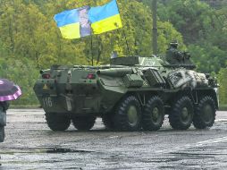 Vigilancia. Tropas ucranianas patrullan la carretera a su paso por la ciudad de Artyomovsk, cerca de Donetsk. EFE /