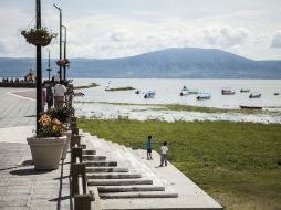 El lago jalisciense se ubica en la cota o escala 94.02, con un almacenamiento de tres mil 720 millones de metros cúbicos. EL INFORMADOR / ARCHIVO