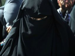 El niqab es una vestimenta tradicional que cubre todo el cuerpo y el rostro excepto los ojos y es usado por mujeres sirias. AFP / ARCHIVO
