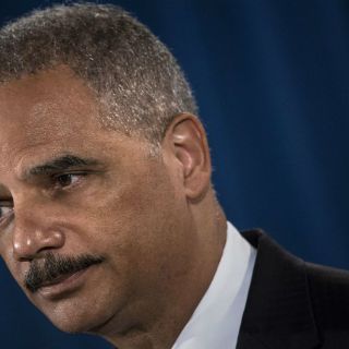 Funcionario de la Casa Blanca dice que Eric Holder renuncia