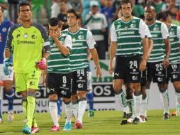 Oswaldo Sánchez (i) y el cuadro lagunero tendrán la misión de frenar a su ex compañero, Oribe Peralta. MEXSPORT / ARCHIVO