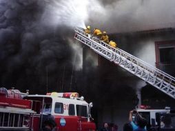 El siniestro se registra en un negiocio denomidano 'Modatelas', en la calle 5 de Febrero. TWITTER / @pcmichoacan