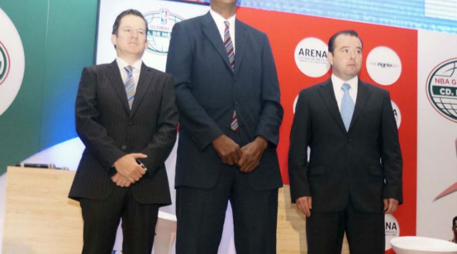 El estadounidense Bill Cartwright (c) fue presentado como el nuevo entrenador. NTX / A. Aquino.