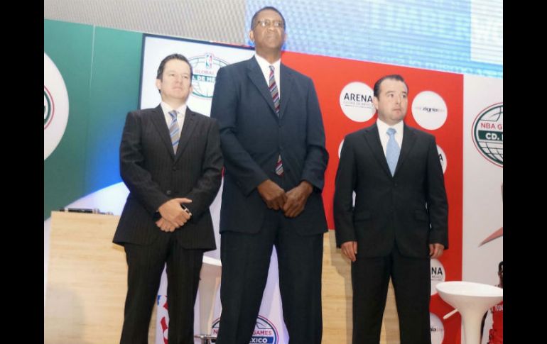 El estadounidense Bill Cartwright (c) fue presentado como el nuevo entrenador. NTX / A. Aquino.