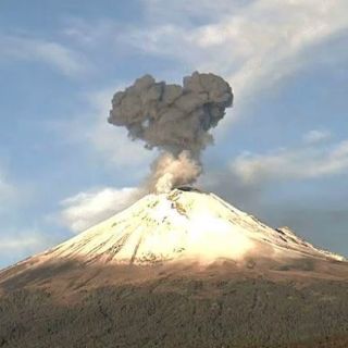 Popocatépetl emite espectacular fumarola en forma de corazón