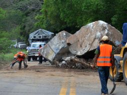 Las lluvias arrastraron toneladas de rocas hacia la carretera. NTX / ARCHIVO