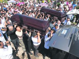 Sepelio. Alrededor de dos mil personas acudieron a despedir al diputado federal, a quien conocían como el doctor del pueblo. EFE /