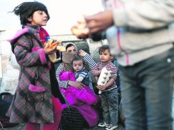 SANLIURFA. Refugiados sirios esperan para cruzar la frontera entre Siria y Turquía, por temor a los ataques de los yihadistas del EI. EFE /
