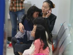 Alumnas de la primaria Mingtong esperan en el hospital para ser atendidas. AFP / STR