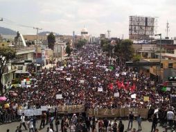 Jóvenes se manifiestan desde temprana hora, lo que afecta la circulación vehicular en varios kilómetros. TWITTER / @LibroSoy