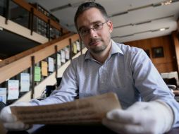 El investigador explora el origen de los libros no catalogados de la institución. AFP / A. Kisbenedek