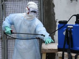 Un hombre descontamina sus manos en el hospital Isla, de Monrovia. AFP / P. Guyot