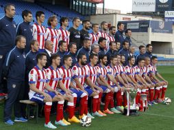 Raúl Jiménez posa junto con sus compañeros y cuerpo técnico en el estadio Vicente Calderón. ESPECIAL / clubatleticodemadrid.com