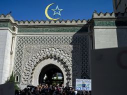 Cientos de mulsumanes se manifiestan para condenar el asesinato de Hervé Gourdel a manos de un grupo afiliado al EI. EFE  Y. Valat  /