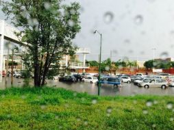 Reportan inundaciones en San Isidro lateral Periférico. TWITTER / @angelescalderon