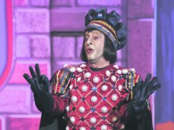 Adal Ramones se mete en la piel del insoportable Lord Farquad en la puesta en escena 'Shrek'. ESPECIAL / Teatro Diana