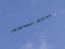 La aeronave que porta el mensaje es alquilada por fanáticos del Manchester United. ESPECIAL /