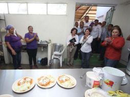 La funcionario visita los comedores comunitarios. TWITTER / @Rosario_Robles_