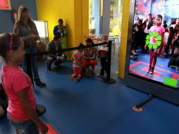 El sistema detecta el esqueleto del niño y lo asimila para determinar si los ejercicios se realizan adecuadamente. NTX / ARCHIVO