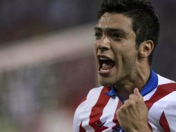 El jugador mexicano Raúl Jiménez celebra su gol durante el partido contra Sevilla. AFP / D. Pozo