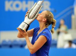 En la foto, Petra Kvitova besa el trofeo durante la ceremonia de premiación después de ganar el Abierto de Tenis de Wuhan. AP /  Xinhua, H.Tongqian