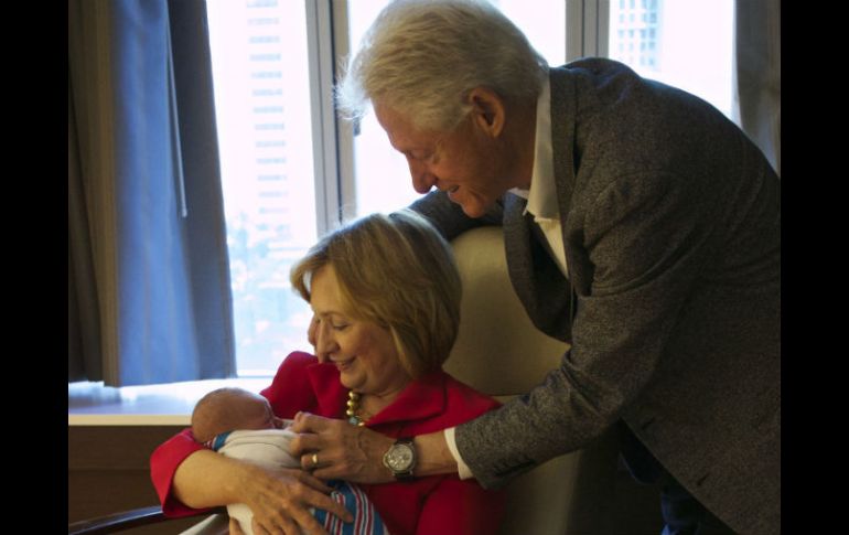 Bill y Hillary Clinton saludan a su primera nieta. AP / J. Davidson, Oficina del presidente Clinton