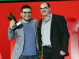 Ruiz Palacios (i) y el productor de la película, Ramiro Ruiz (d) reciben el galardón. NTX / J. C. Rojas