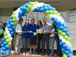 La directora del plantel, Cristina Peña Arrieta, y autoridades cortan el listón tras el acto inaugural. EL INFORMADOR / J. Mendoza