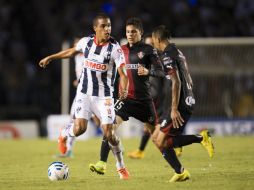 Acción de juego entre los jugadores de Monterrey y Atlas en el Tecnológico. MEXSPORT / J. Martinez