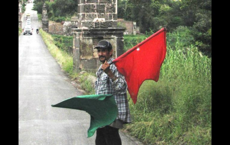 En Puente Grande, el 'Güero' con una bandera verde y otra roja es el que dice quién sale y quién no. EL INFORMADOR / P. Fernández