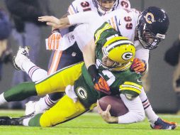 El mariscal de Green Bay, Aaron Rodgers, es capturado por los defensivos de los Osos durante el encuentro de la campaña pasada. AP /