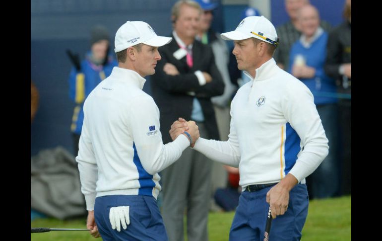 Justin Rose (izq.) felicita a su  compañero Henrik Stenson al finalizar su partipación matutina. EFE /  F. Arrizabalaga