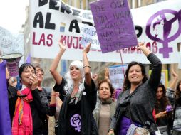 Participantes de la marcha de Madrid después de la retirada de la reforma planteada por el Gobierno. EFE / Ballesteros