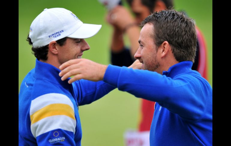 Rory McIlroy y Graeme McDowell (d) celebran su victoria en Gleneagles. AFP / G. Kirk