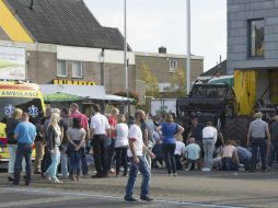 El camión pierde el control luego de pasar sobre varios coches aplastados. EFE / Ginopress