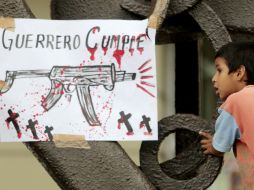 Normalistas y parientes de afectados se han manifestado en el lugar. AFP / P. Pardo