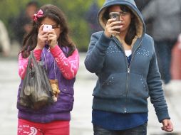 Las mujeres pueden llegar a ser más susceptibles a una 'adicción' al celular. EL INFORMADOR / ARCHIVO