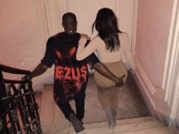 Ambos fueron captados de espaldas mientras bajaban unas escaleras, durante su reciente viaje a Francia. INSTAGRAM / @kimkardashian