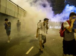 La policía lanzo gas lacrimógeno para impedir que llegaran hasta la sede del gobierno de Hong Kong. AFP / X. Olleros