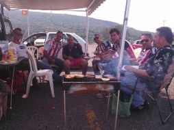 Ricardo Leal y sus amigos llegan tres horas antes con el asador y sus 'sagrados alimentos'. EL INFORMADOR / R. Alarcón.