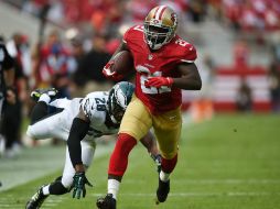 Por primera vez en la campaña, Gore aportó más de 100 yardas. AFP / T. Henderson.