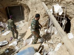 Soldados sirios inspeccionan zona recién recuperada de las fuerzas yihadistas en las afueras de Damasco. EFE / Y. Badawi