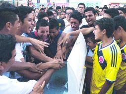DOLOROSO ADIÓS. Los compañeros de equipo despiden a David Josué. EFE /