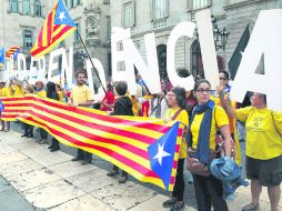 Centenares de personas en la Plaza de Sant Jaume de Barcelona celebraron el decreto de convocatoria soberana. EFE /