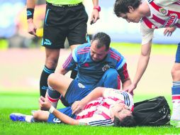 Omar Bravo es atendido por el cuerpo médico rojiblanco en la cancha; el de Los Mochis ya no salió al segundo tiempo para jugar. MEXSPORT / A. Macías