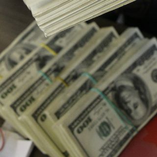 Bancos del DF venden dólar en 13.82 pesos