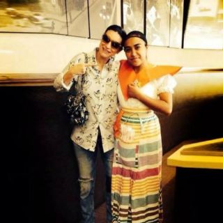 Laura Pausini bromea sobre su falda