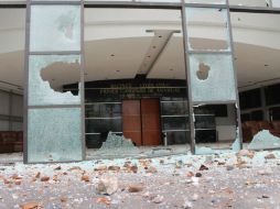 La fachada del recinto es destruida sin impedimento de las autoridades. AFP / E. Guerrero