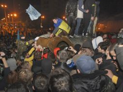 En diferentes zonas del país los habitantes han derribado estatuas del antiguo líder comunista en muestra del sentimiento anti ruso. EFE / S. Kozlov.